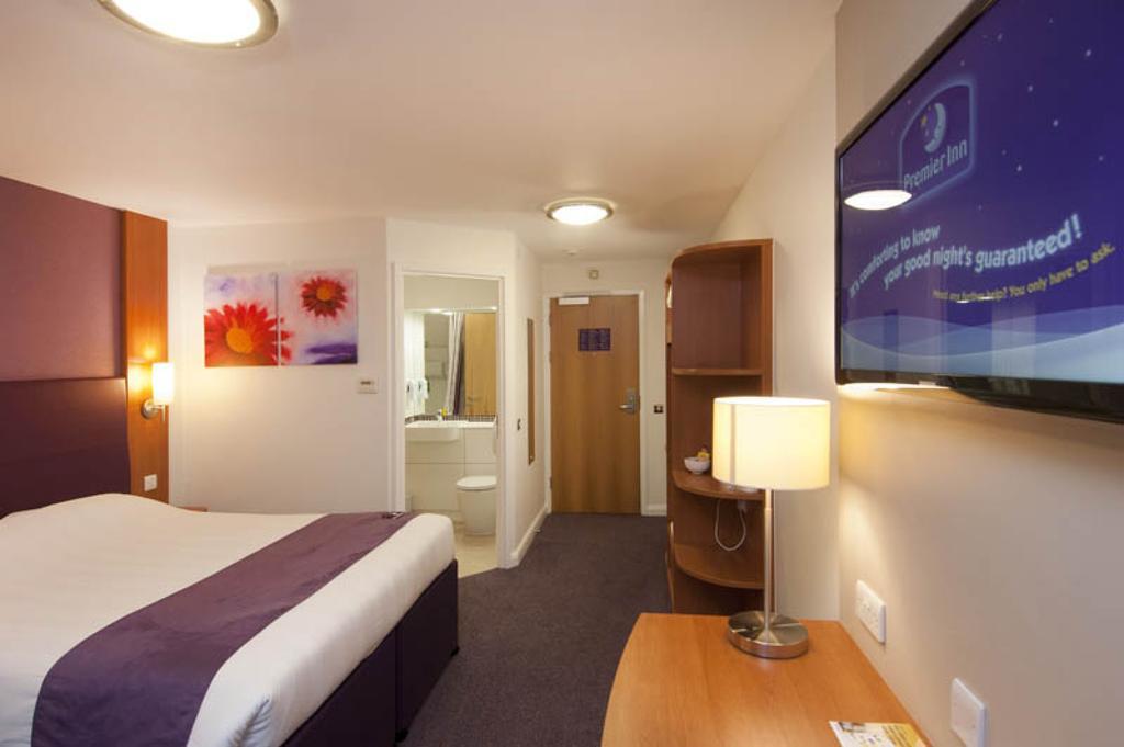 Premier Inn Manchester Bury Esterno foto